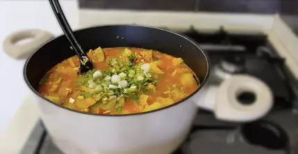 Gesunde und aromatische Gemüse-Kitchari, eine beruhigende Mischung aus Reis, Linsen und gemischtem Gemüse, gewürzt mit Gewürzen.